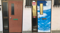 家の玄関ドアにスプレアート塗装実施事例の画像