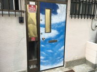 家の玄関ドアにスプレアート塗装実施事例の画像