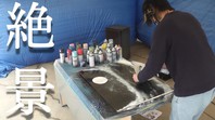 幻想的な白黒の世界をスプレーアートで描く動画アップの画像
